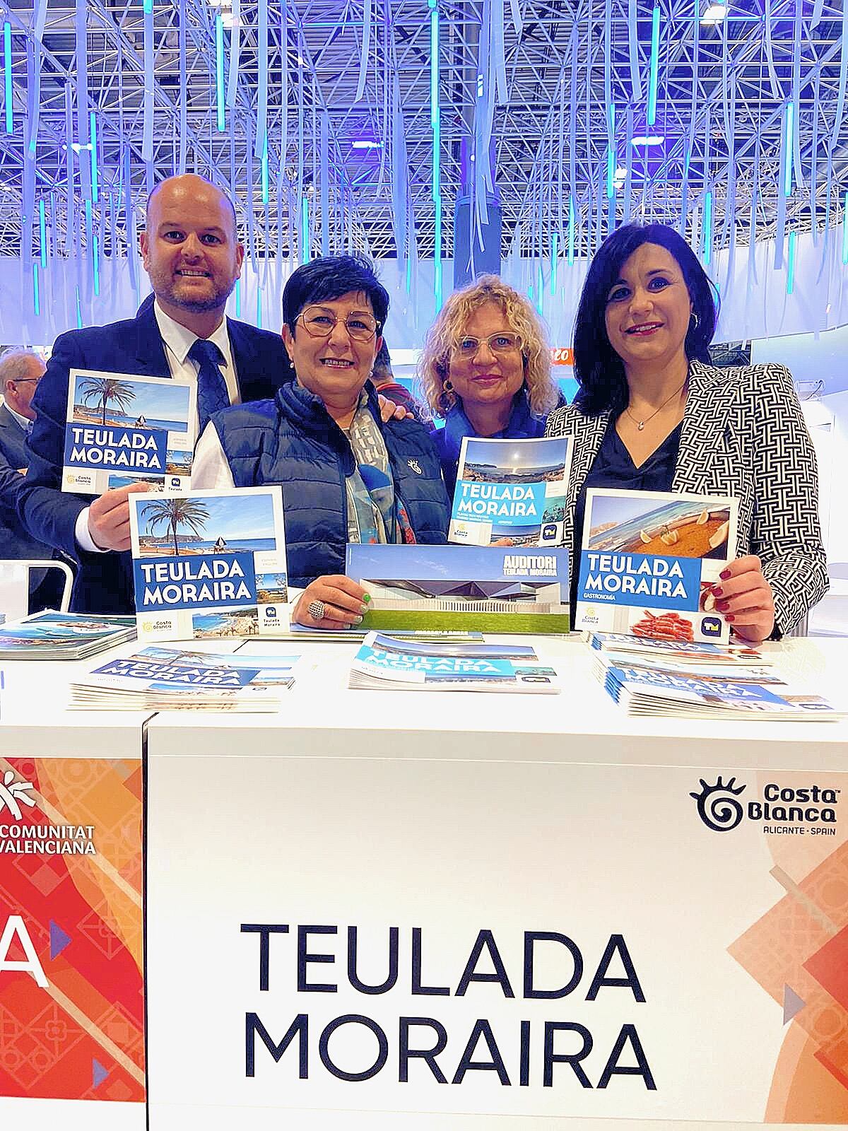 Delegación de Teulada Moraira con su catálogo promocional.