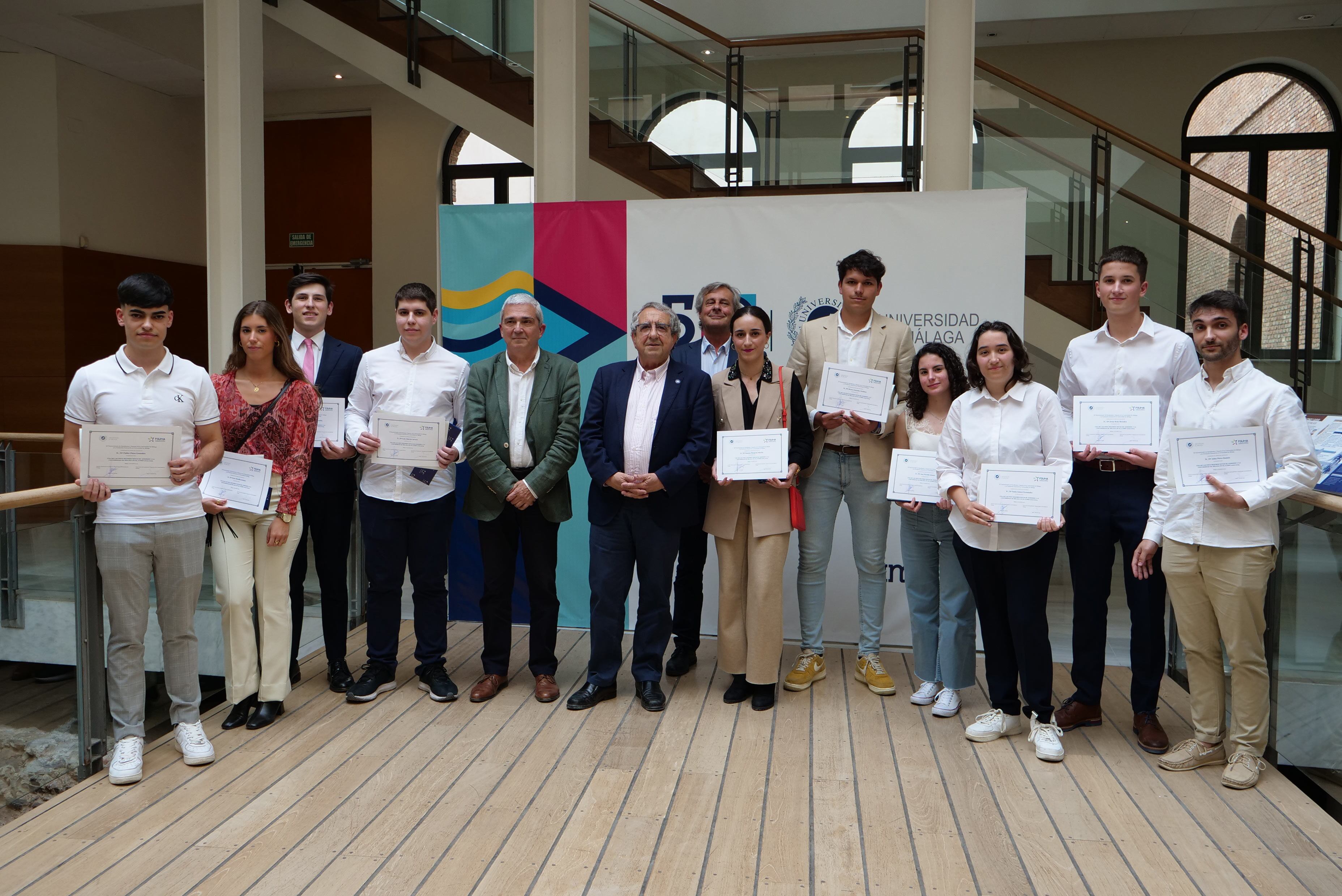 Foto de familia de los alumnos con las mejores notas de acceso a la UMA