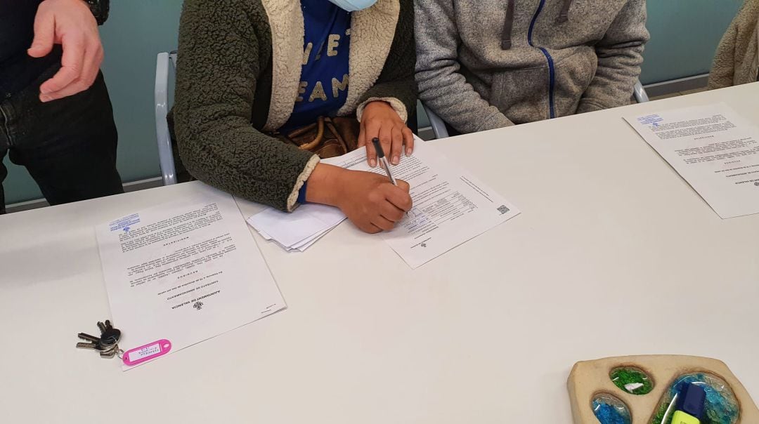 Firma de la entrega de llaves de cinco viviendas sociales a otras tantas familias necesitadas de València