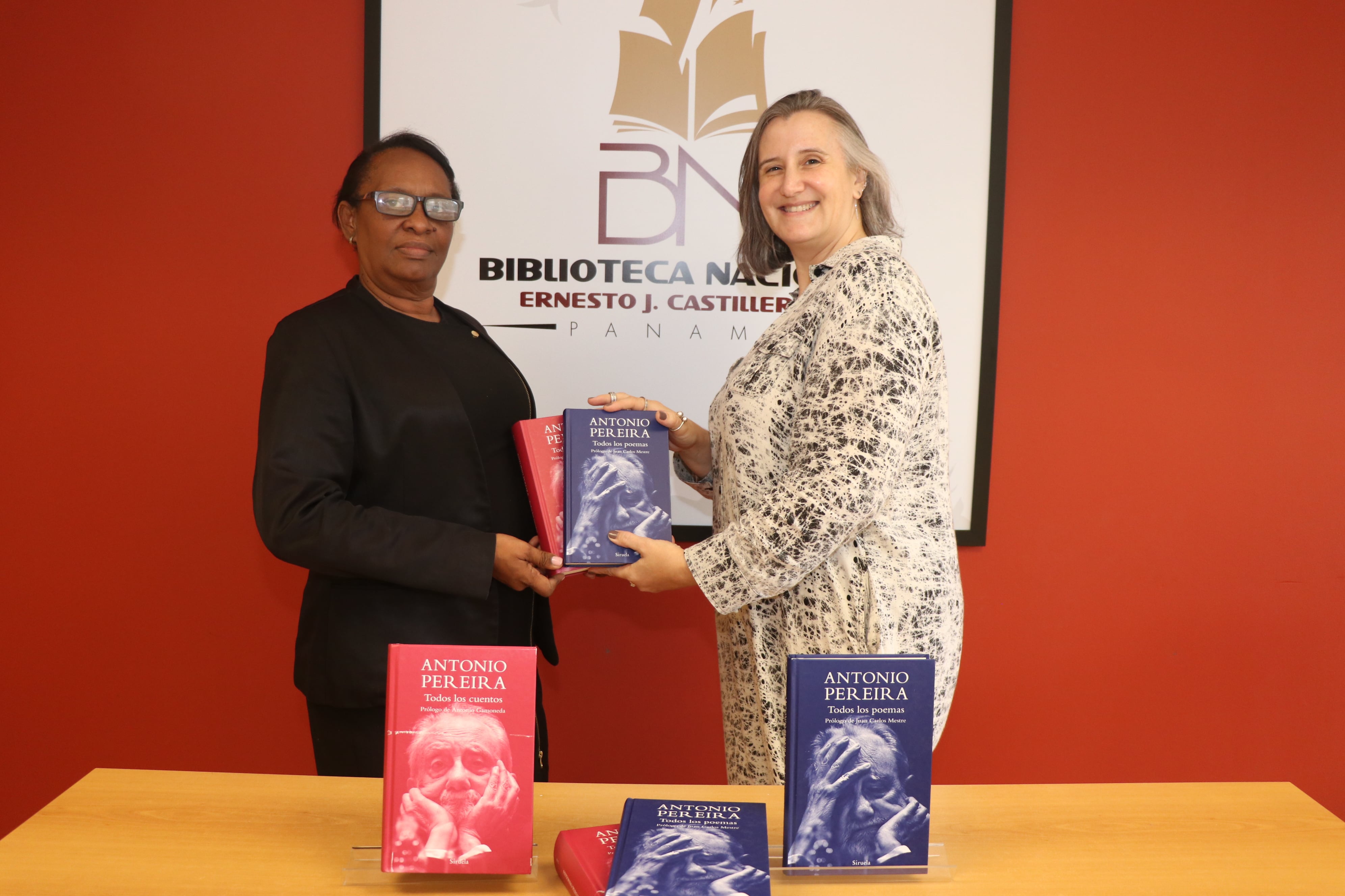 Acto de entrega de los libros a la directora de la Fundación Biblioteca Nacional de Panamá