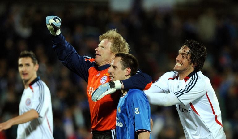 Kahn (i), Ribery (con la camiseta del Getafe) y Luca Toni (d) celebran sobre el cesped del Coliseum el pase del F.C. Bayern a semifinales.