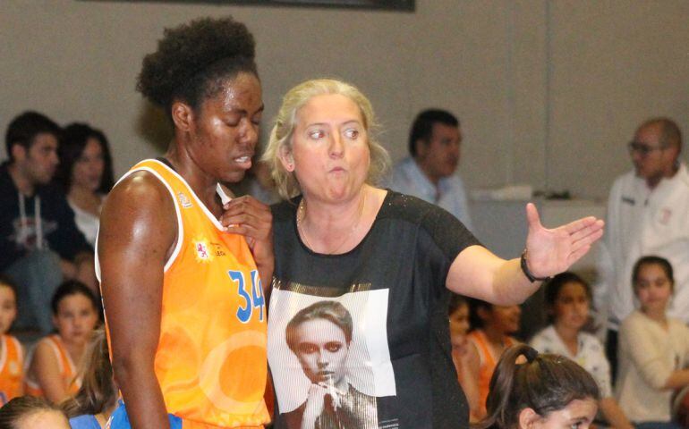 Victoria Dunlap recibe las instrucciones de Moses