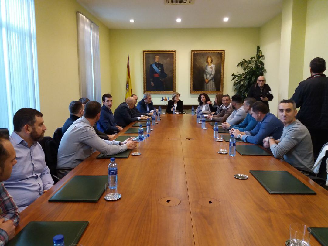 La delegada del gobierno Delia Losa, al fondo con el presidente de Hunosa a su derecha durante la reunión mantenida con los integrantes de la Brigada de Salvamento Minero
