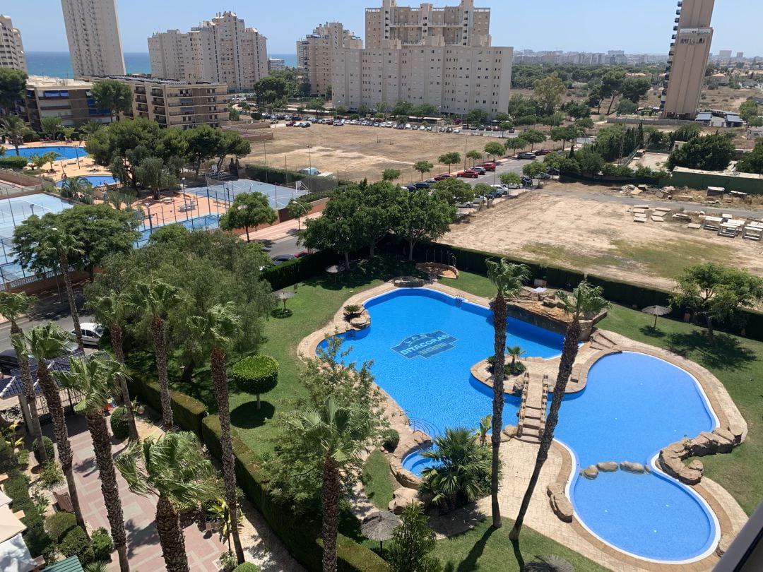 La piscina de la urbanización &quot;Las Bitácoras 2&quot; de El Campello ha sido desalojada