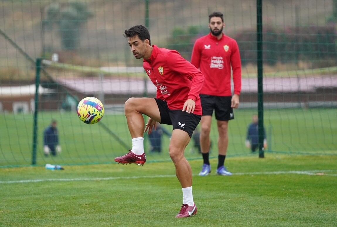 César de la Hoz en un entrenamiento en la concentración de Marbella.