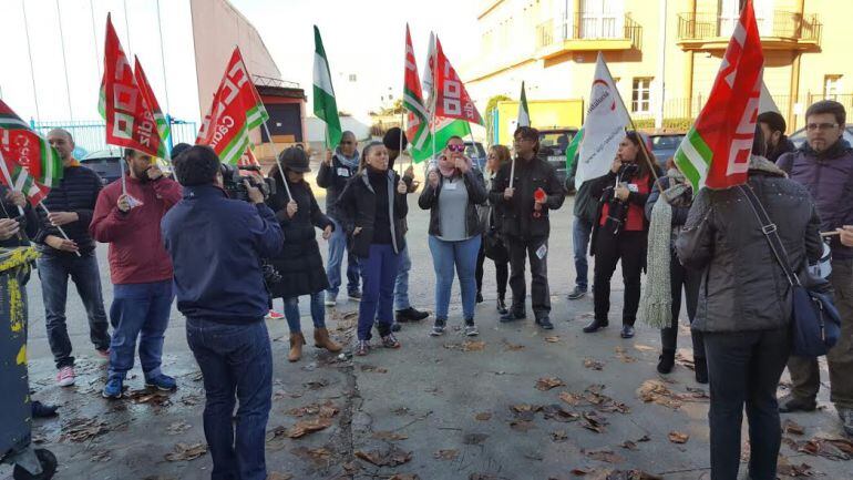 Imagen de la manifestación a las puertas de las instalaciones de Qualitel 