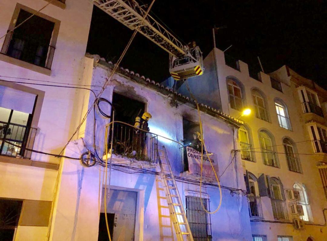 Los bomberos de Málaga actuando para sofocar las llamas
