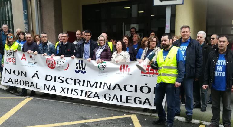 Trabajadores de Justicia de la provincia de Lugo durante la protesta este jueves en Viveiro