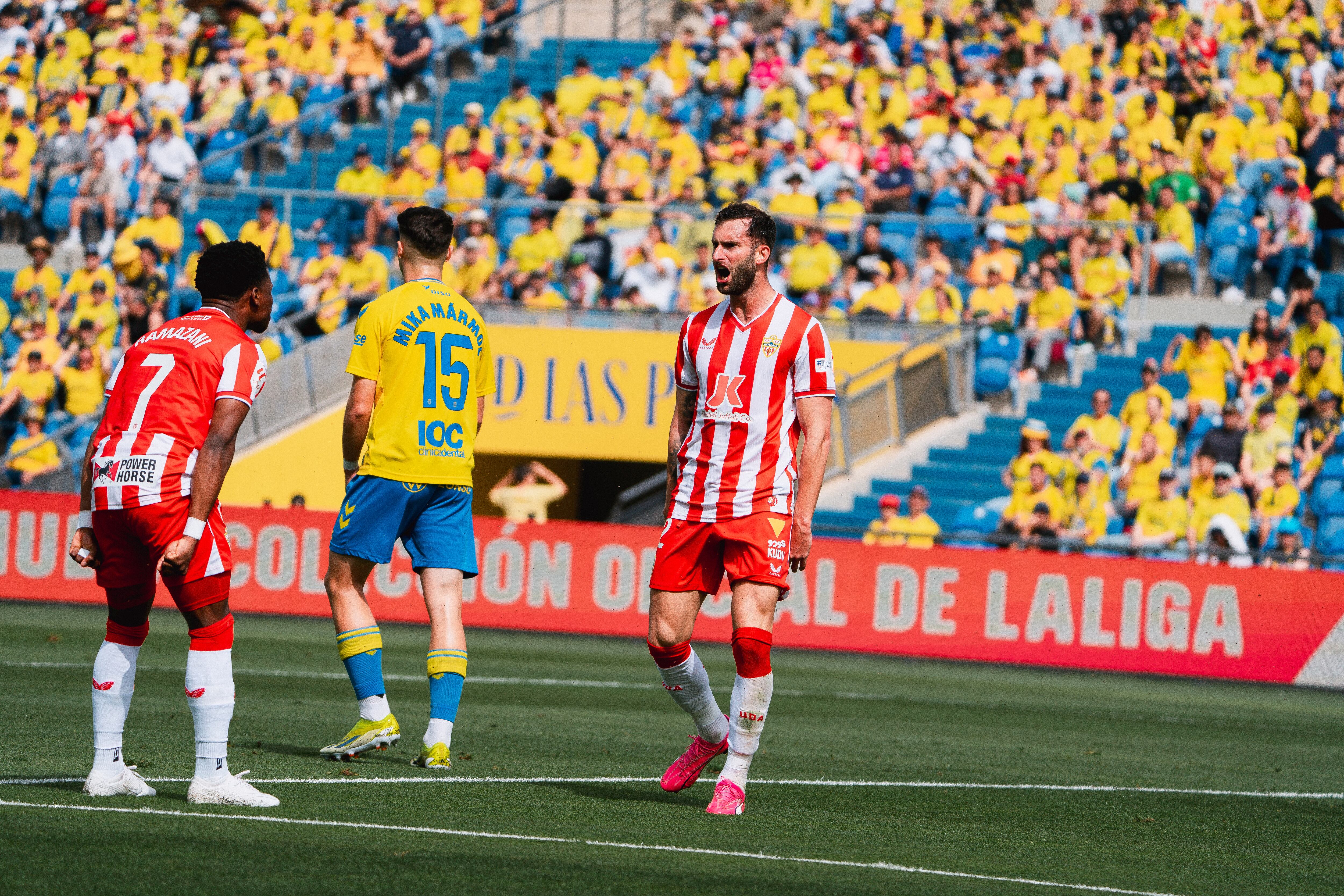Leo Baptistao celebra su gol en Las Palmas con Ramazani.
