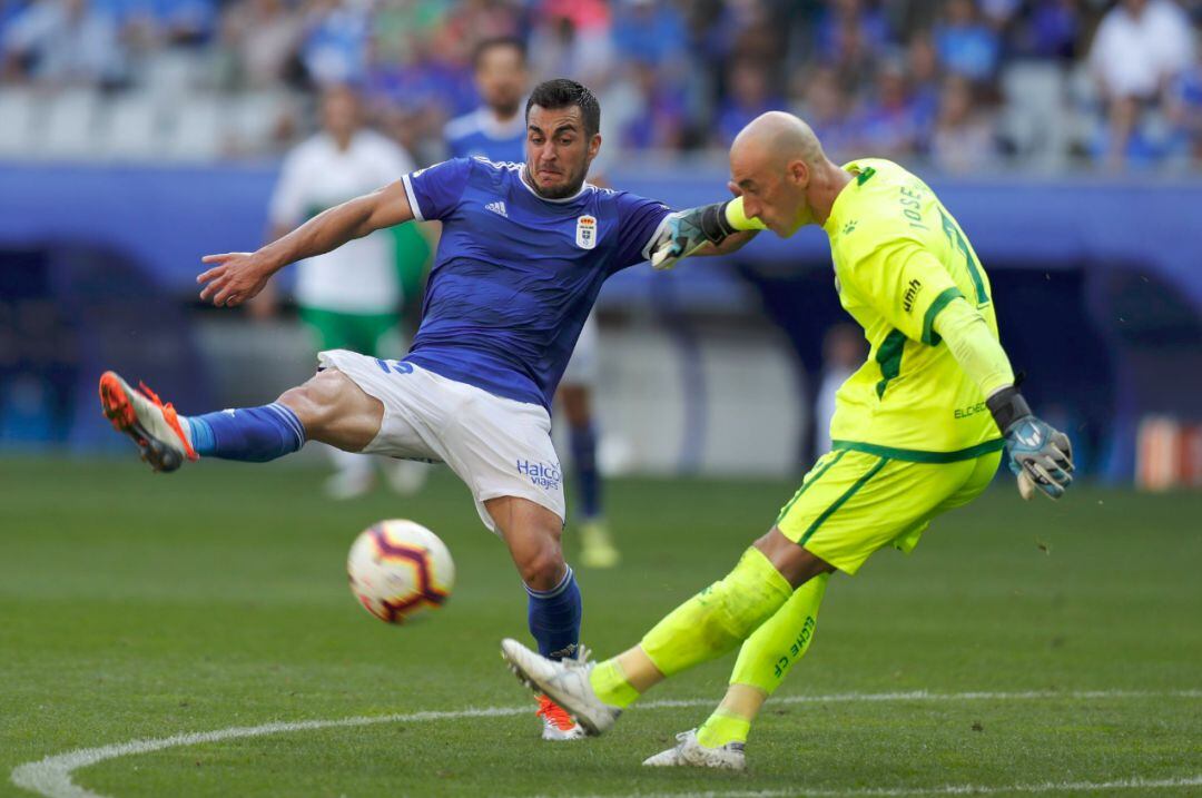 Joselu presiona la salida del balón ante el portero José Juan.