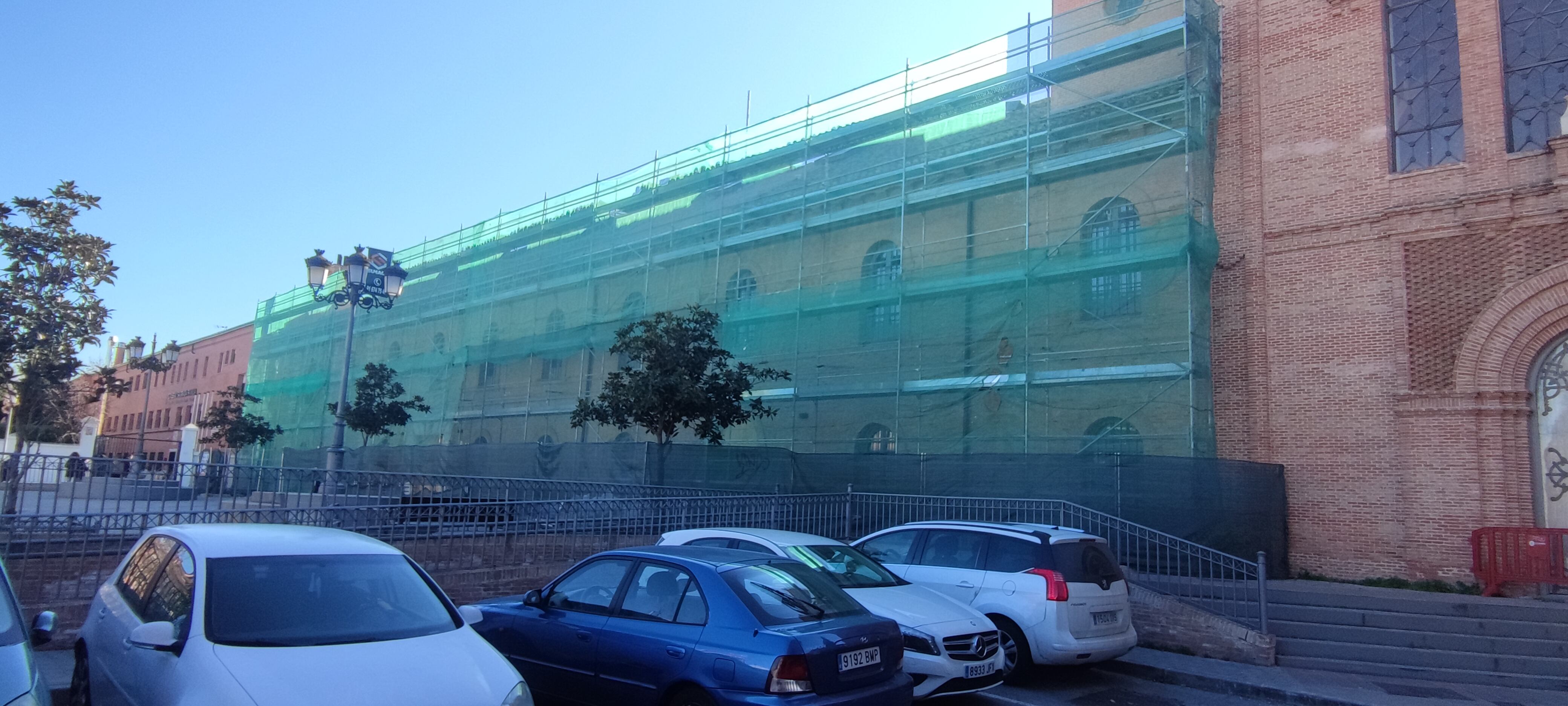 Centro Municipal de Cultura de Pinto con andamios de obra para arreglar los problemas en la cubierta