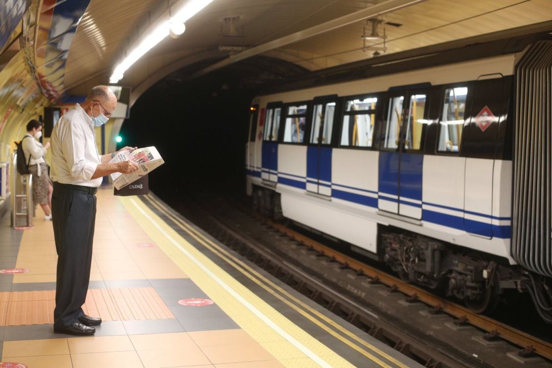 Un pasajero en la estación de Metro de San Bernardo, en Madrid. Archivo.