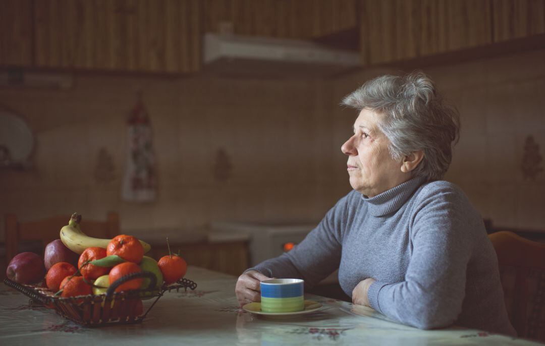 Són persones majors de 16 anys que no poden comptar amb veïns, amics o familiars quan ho necessiten, no tenen amb qui parlar dels seus problemes 