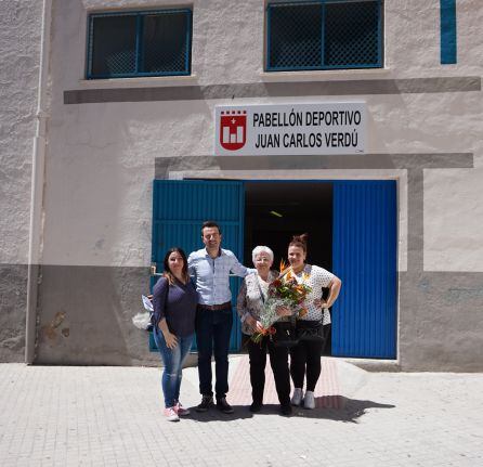 El edil de Deportes, Fernando Gómez, con la viuda y las hijas de Juan Carlos Verdú