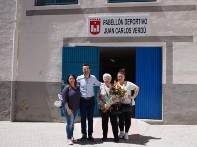 El edil de Deportes, Fernando Gómez, con la viuda y las hijas de Juan Carlos Verdú