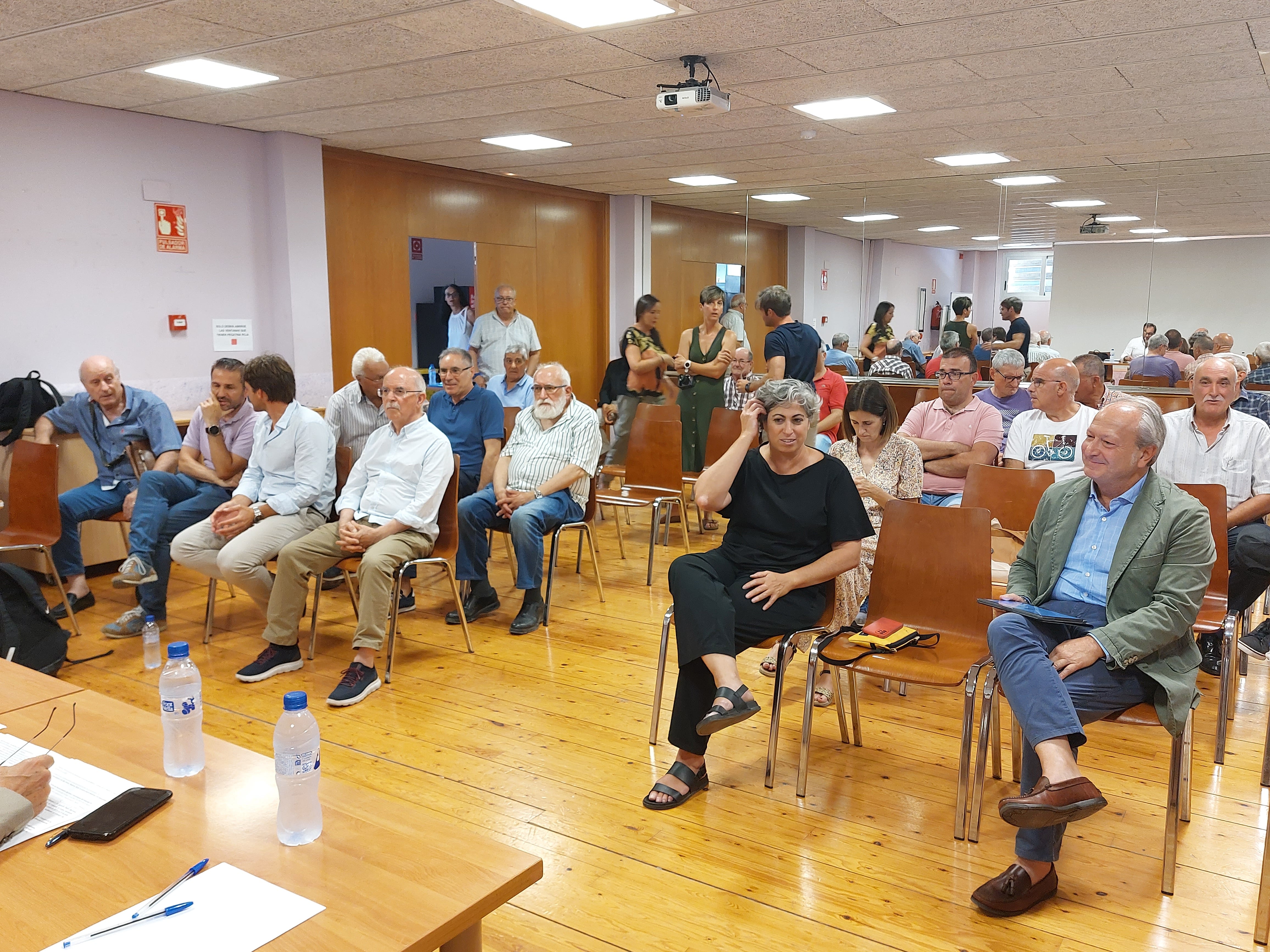Imagen de la última Junta de Accionistas de la SD Huesca con los nuevos consejeros en primera fila