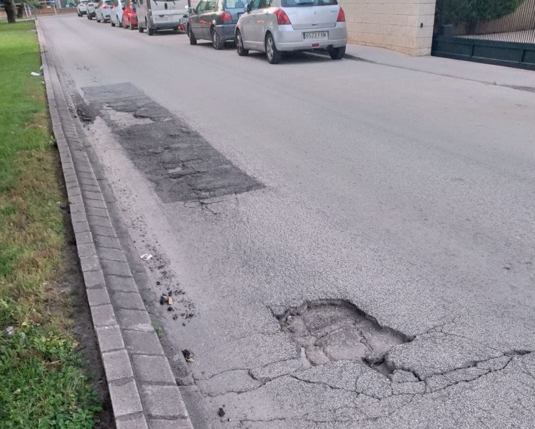 Estado actual del asfalto de la avenida de los Eucaliptos de Elda