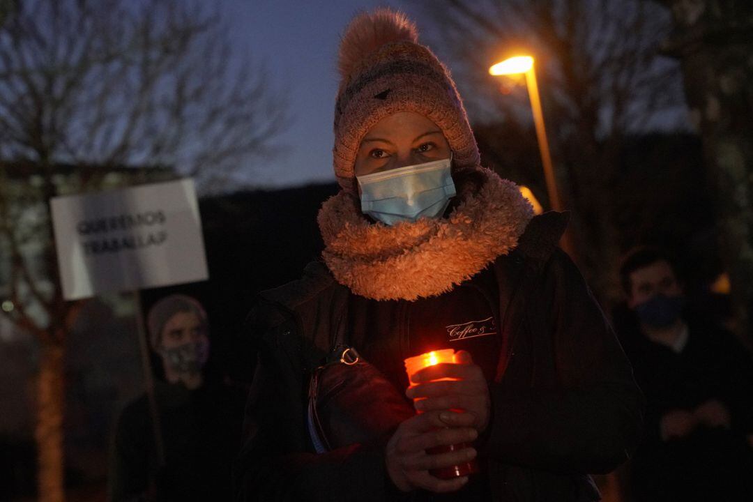 Una mujer protesta frente a la casa de Feijóo.