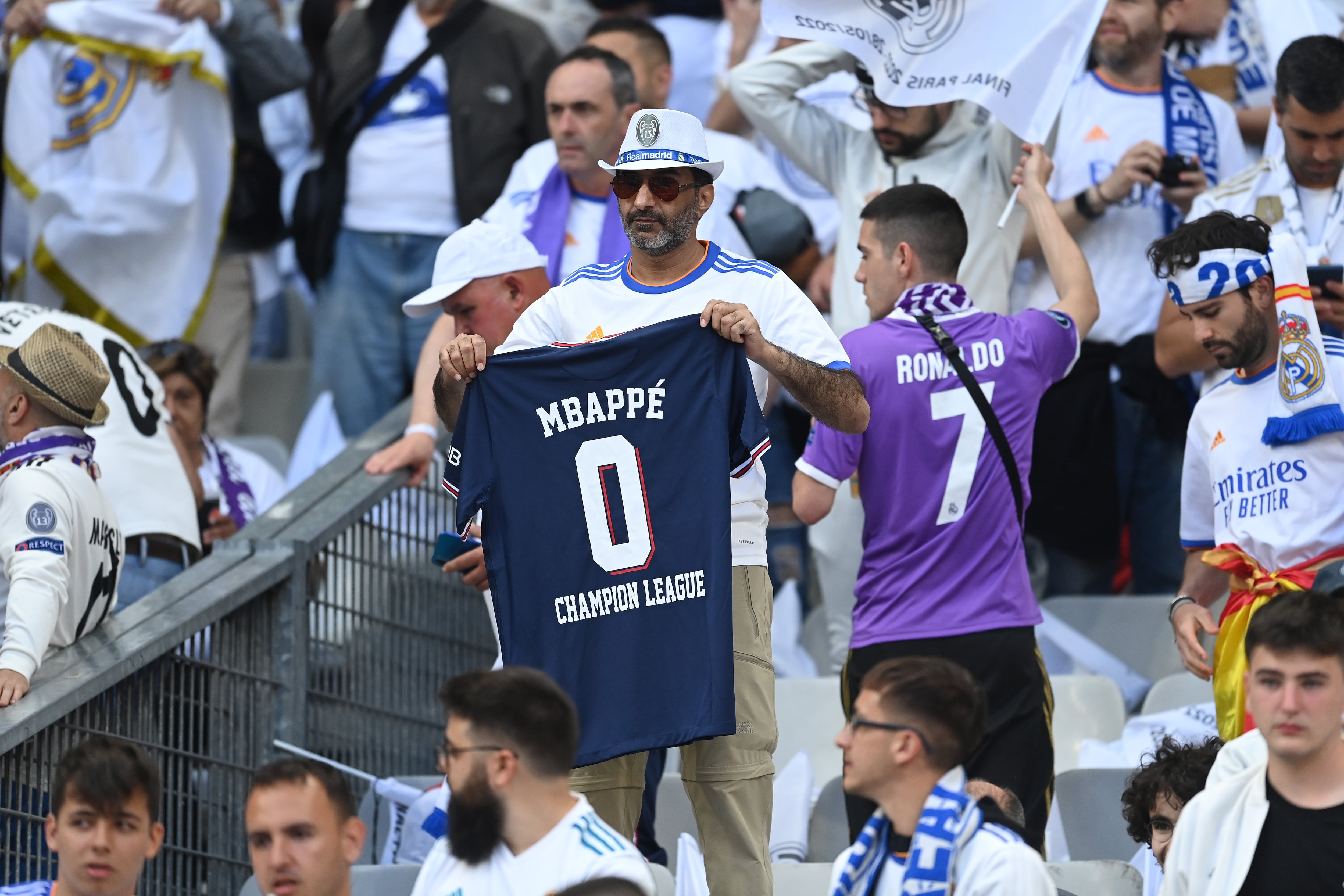 Un hincha del Real Madrid con una camiseta del PSG que dice &#039;Mbappé 0 Champions League&#039;