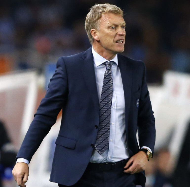 GRA432. SAN SEBASTIÁN, 27/09/2015.- El entrenador de la Real Sociedad, David Moyes, durante el partido de Liga en Primera División ante el el Athletic Club disputado esta noche en el estadio de Anoeta, en San Sebastián. EFE/Juan Herrero