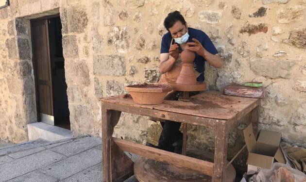 Tomás Bux trabajando el barro en una exhibición con motivo de la inauguración del centro.