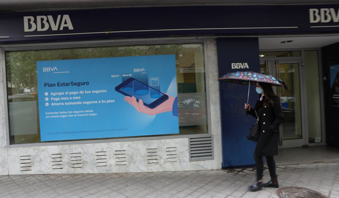 Una persona pasa por delante de la puerta de una Oficina de BBVA en Madrid’