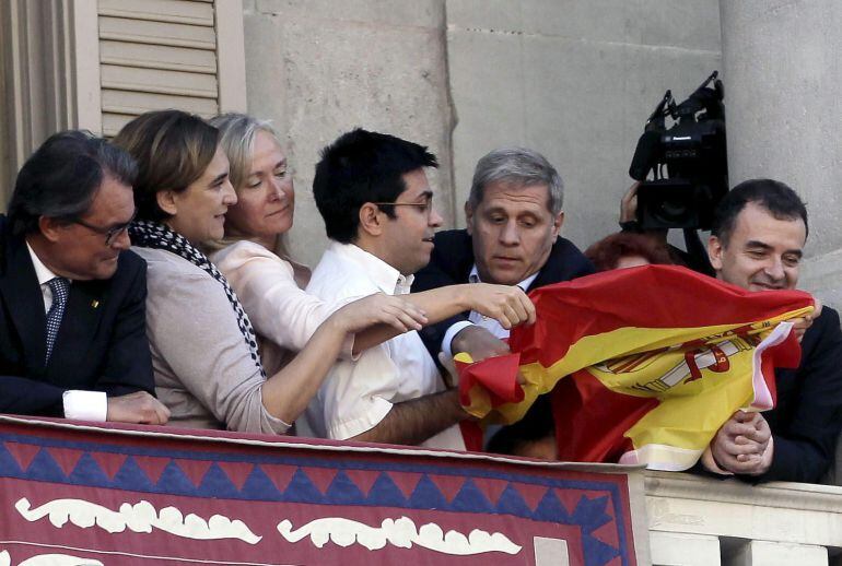 El líder de ERC en el Ayuntamiento de Barcelona, Alfred Bosch (d), y el del PPC, Alberto Fernández Díaz (2d), durante el rifirrafe que ambos han protagonizado en el balcón del consistorio 