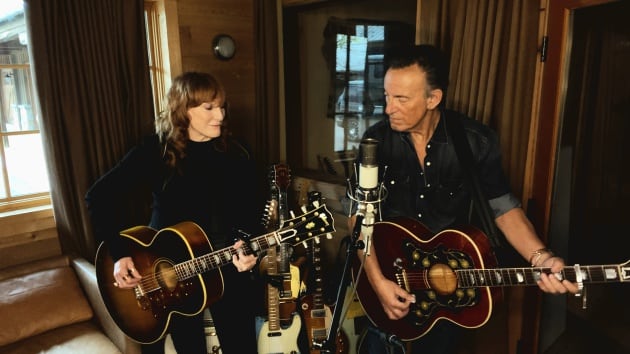 Patti Scialfa y Bruce Springsteen en un concierto benéfico contra la Covid 19