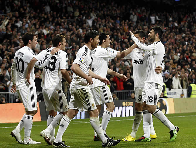 Arbeloa celebra con sus compañeros su gol ante el Atlético