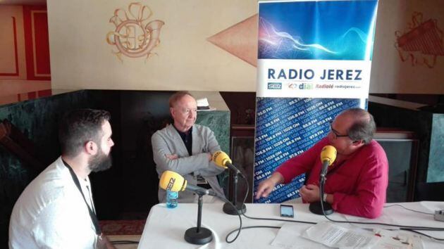 José Carlos Capel, crítico gastronómico de El País, entre Eugenio Camacho y el cocinero de Bonamb, Pau García Mas