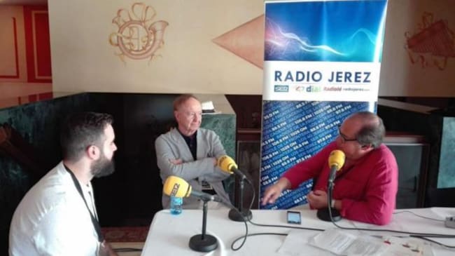 José Carlos Capel, crítico gastronómico de El País, entre Eugenio Camacho y el cocinero de Bonamb, Pau García Mas