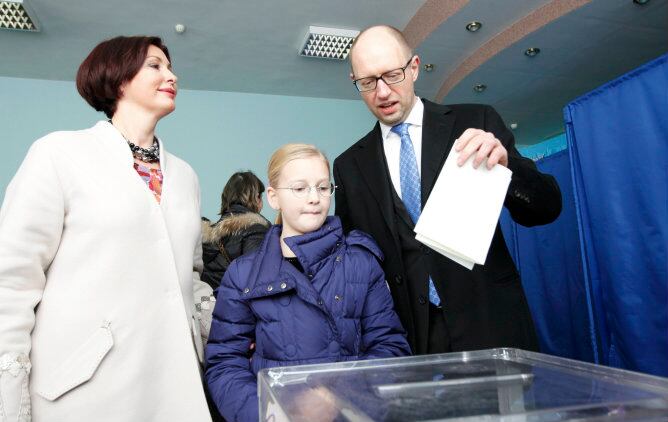 El primer ministro ucraniano, Arseni Yatseniuk, acude a votar junto a su familia