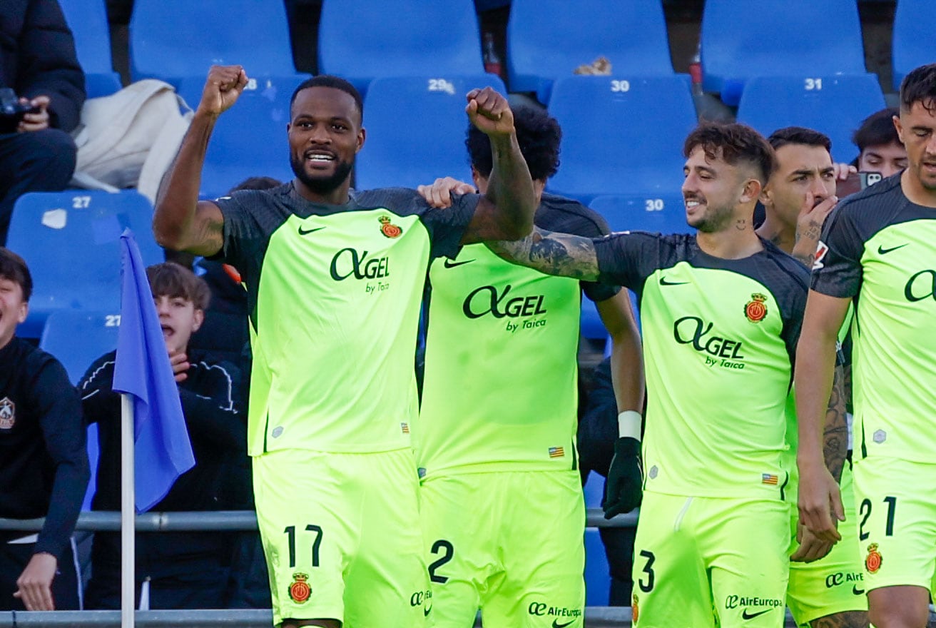 GETAFE (MADRID), 21/12/2024.- El delantero del Mallorca Cyle Larin (i) celebra tras marcar el 0-1 durante el partido de LaLiga que enfrenta a su equipo contra el Getafe este sábado en el Coliseum en Getafe. EFE/ Juanjo Martín
