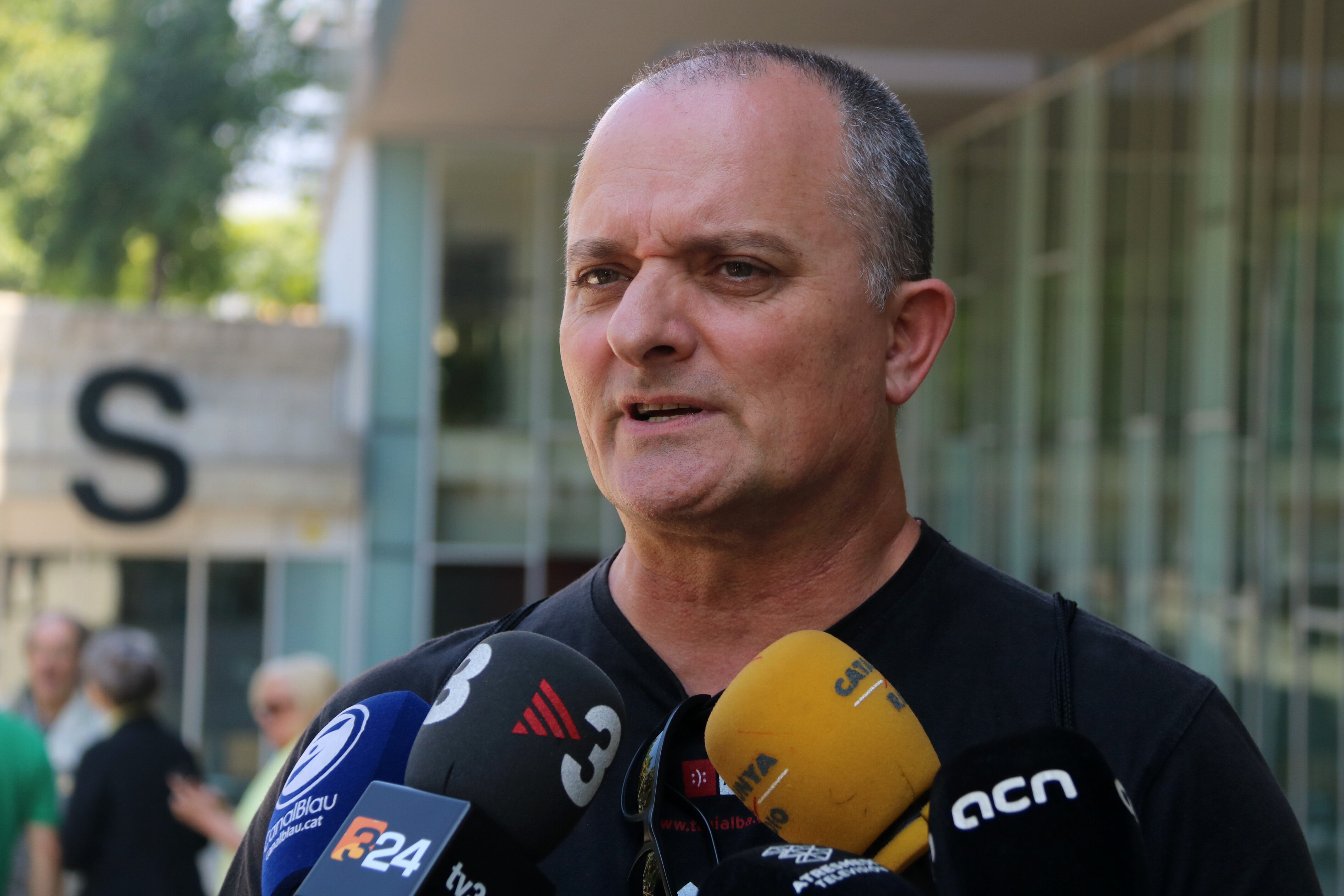 L&#039;actor i humorista, Toni Albà, atenent els mitjans de comunicació en una imatge d&#039;arxiu