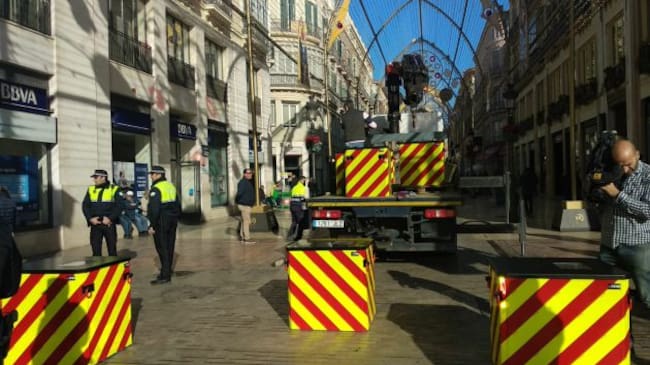 La policía local ha ido colocando los bolardos por las princpales vías del centro histórico de Málaga