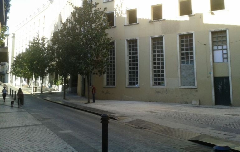 La tanca ocupava gairebé tota la vorera.