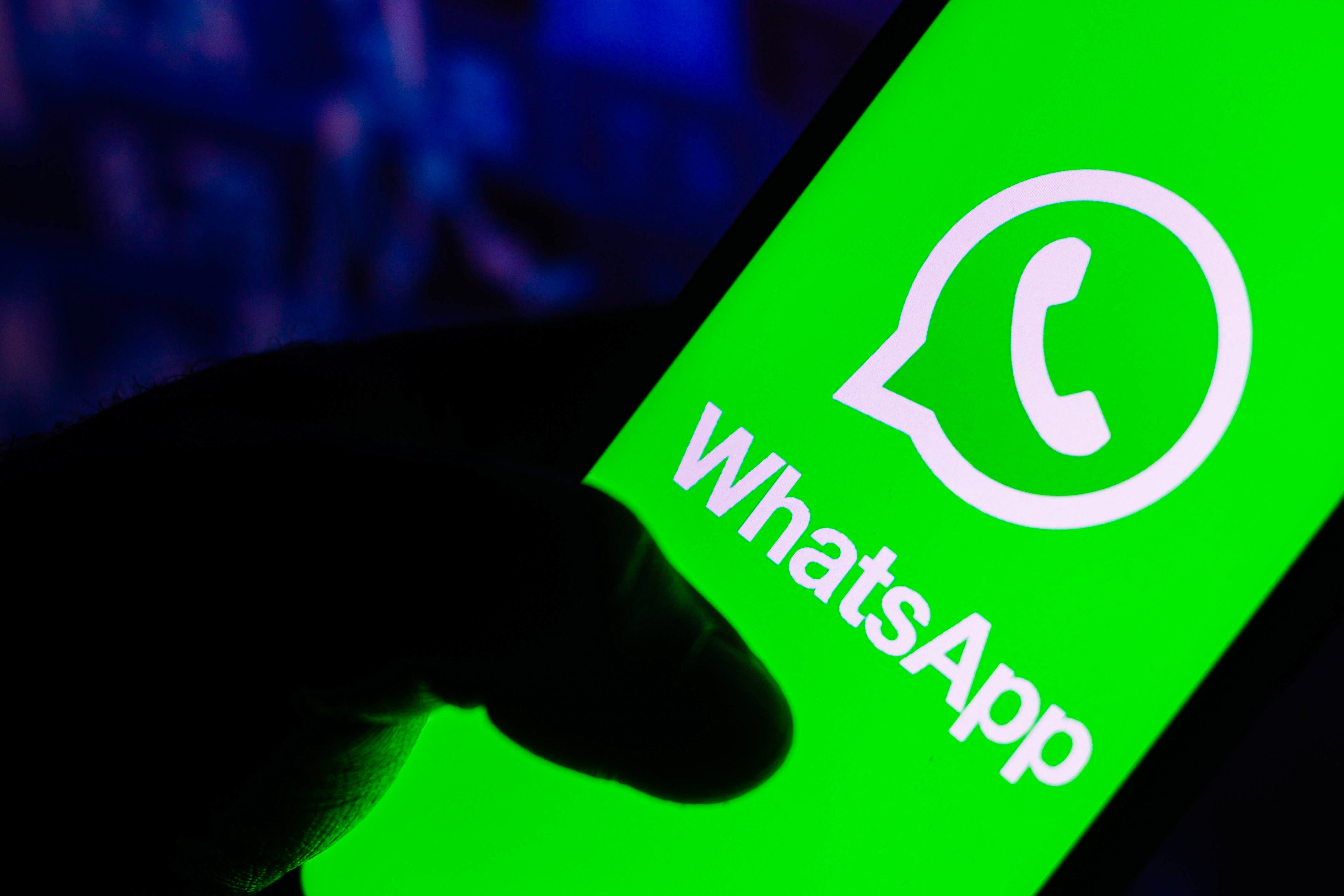 La pantalla de un dispositivo móvil con el la aplicación de WhatsApp.