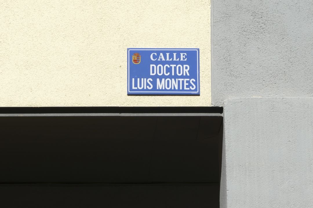 Placa con el nombre del Doctor Luis Montes en una calle de Móstoles