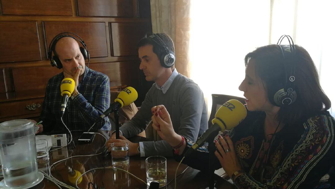 De izquierda a derecha, Juanjo Hernández, durante la emisión de Plaza Pública; Pedro Navarro (PP) y Sara Fernández (Ciudadanos)