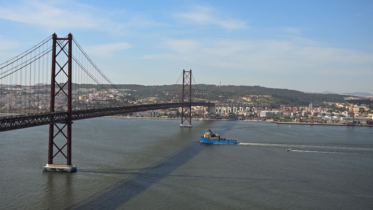 Es el puente colgante más alto de Europa y solo puedes cruzarlo andando un día al año