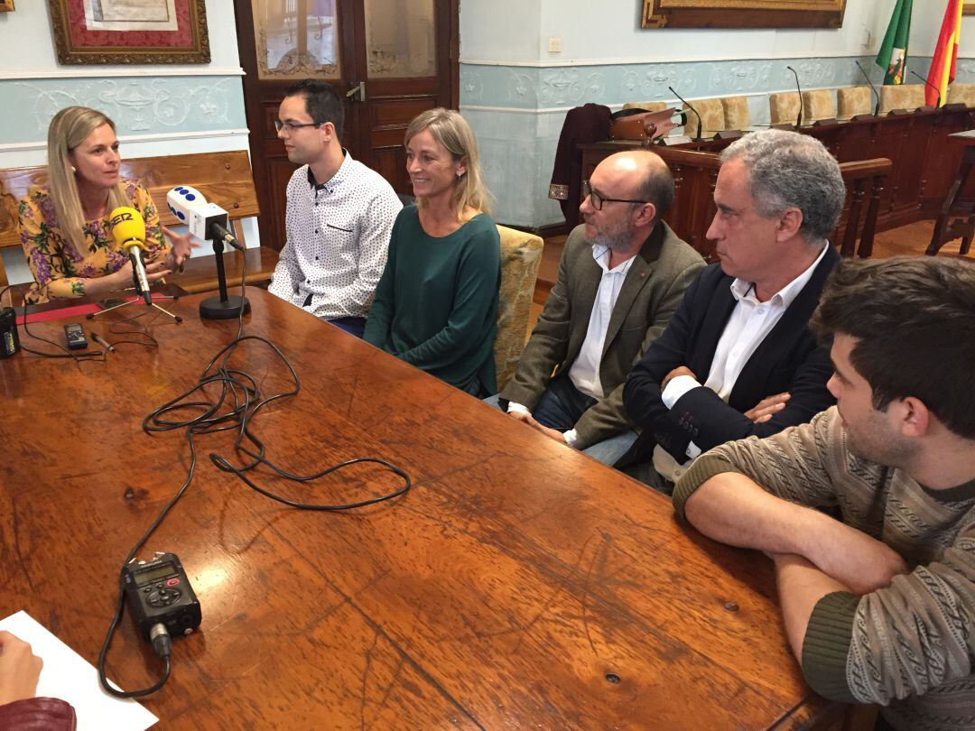 Integrantes de Impulsa, acompañados de la alcaldesa y la concejal de Comercio.