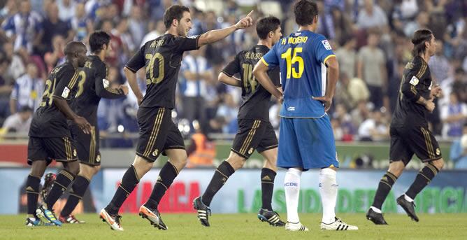 Los jugadores del Real Madrid celebran el gol del delantero argentino Gonzalo Higuaín ante el RCD Espanyol en la séptima jornada de la Liga en Primera División