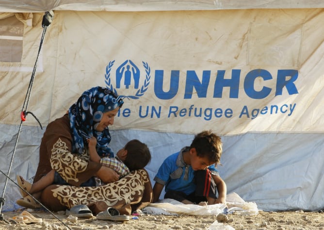 Refugiados sirios descansan en un nuevo campamento en las afueras de la ciudad de Arbil, en la región del Kurdistán de Iraq