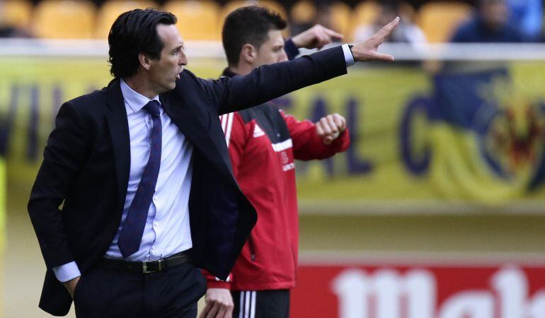 Sevilla&#039;s coach Unai Emery gestures from the sidelines during the Spanish league football match  Villarreal CF vs Sevilla FC at at El Madrigal stadium in Villareal on March 22, 2015. AFP PHOTO / JOSE JORDAN