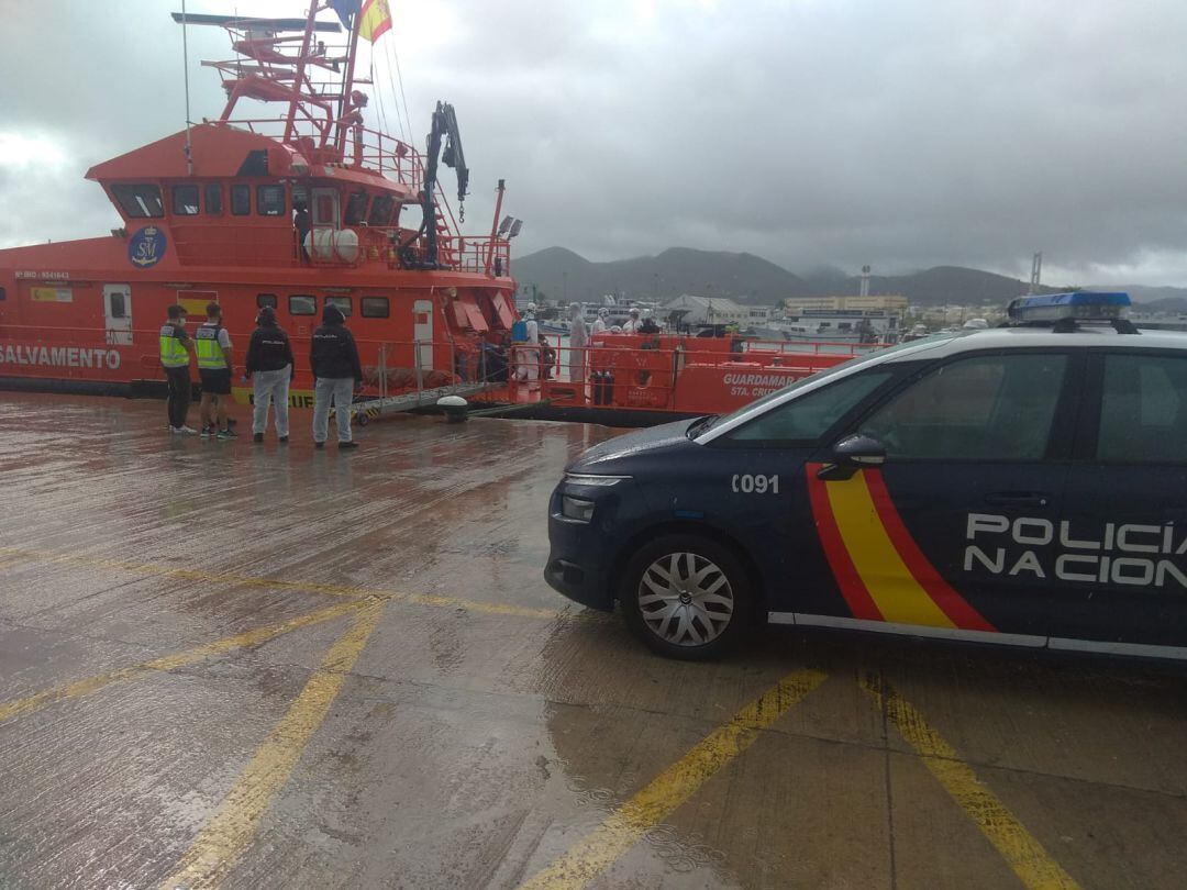 Salvamento Marítimo rescató a los ocupantes de la patera el lunes