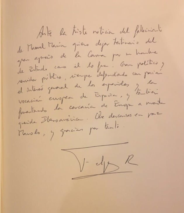 Mensaje de Felipe VI en el libro de firmas situado en el Congreso