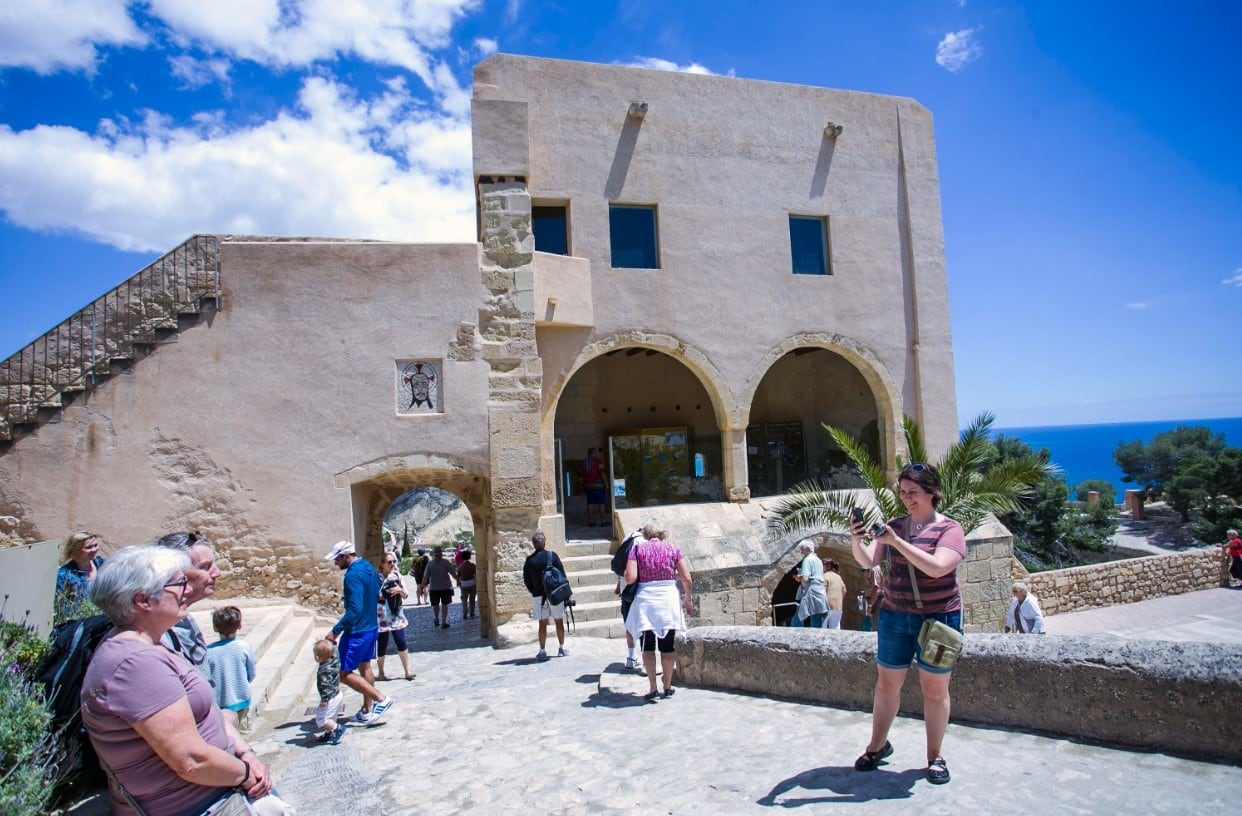 Visitantes en el Castillo de Santa Bárbara de Alicante. Imagen de archivo