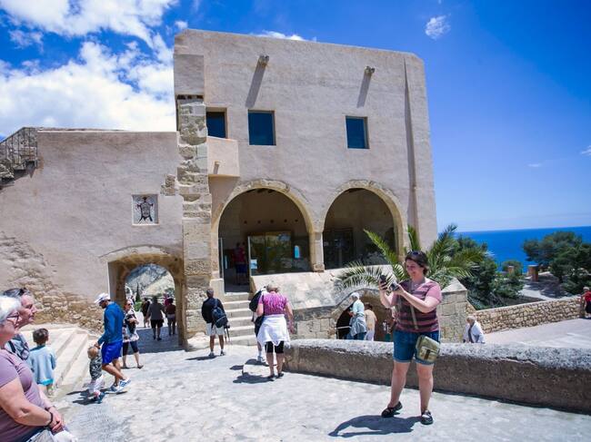 Visitantes en el Castillo de Santa Bárbara de Alicante. Imagen de archivo