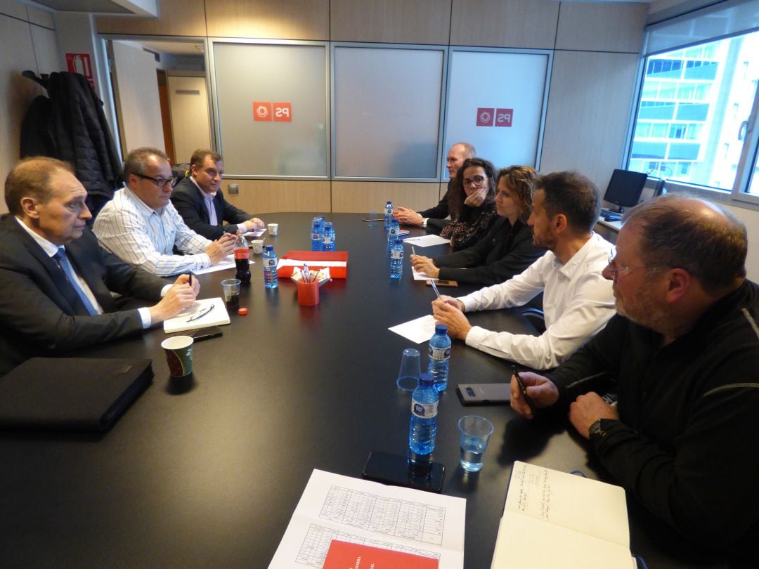 Reunió dels consellers electes del PS amb els de Terceravia per explorar la possibilitat de pactes postelectorals.