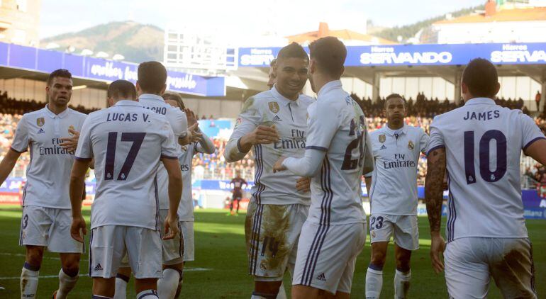 Los jugadores del Real Madrid celebran el gol de Asensio.